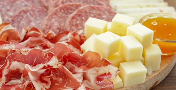 Tagliere di salumi e formaggi a Favignana